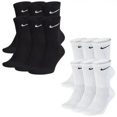 Sechs Paar Nike Socken, drei schwarz und drei weiß, gestapelt nebeneinander