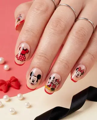 Fingernägel mit Disney-Motiven: Minnie-Ohren, Erdbeeren und Mickey-Gesichter auf rotem Grund