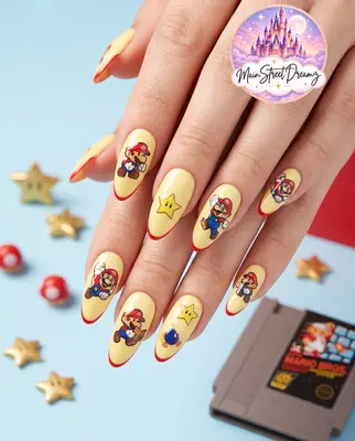 Fingernägel mit Super-Mario-Motiven in Creme und Gelb, rote Spitzen, Mario und Pilz-Designs