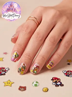 Handfläche mit angelegten Nägeln, bunte Super Mario Charaktere auf hellem Untergrund