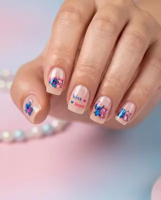 Fingernägel mit Stitch-Motiven und Schriftzug in Blau und Rosa auf hellem Untergrund