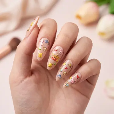 Hand mit aufgeklebten Disney Winnie Puuh Nagelstickern in bunten Farben