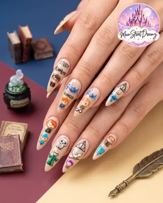 Lange Nägel mit bunten Harry-Potter-Motiven wie Zauberstab, Eule und Schloss