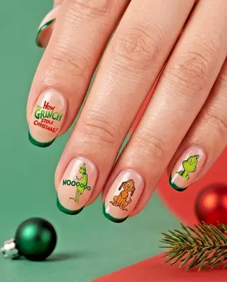 Fünf Fingernägel mit Grinch-Motiven: grüne Figur, rote Mütze, Weihnachtsbäume und Schriftzüge auf hellem Untergrund