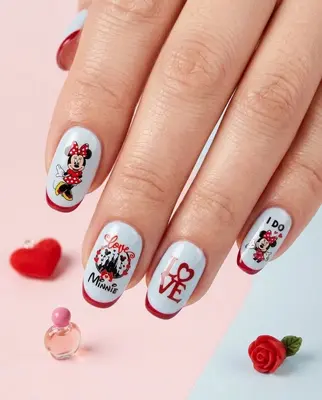 Nagel-Designbeispiel mit Mickey und Minnie Mouse Motiven in Rot und Weiß auf Frauenhänden