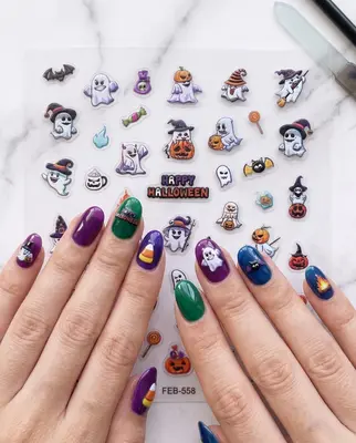 Manikürte Finger mit Halloween-Nageldesign in Violett, Grün und Blau, darüber bunte Aufkleber mit Geistern und Kürbissen