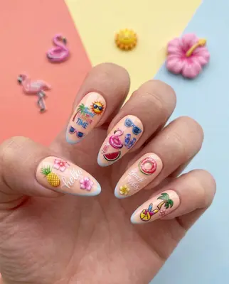 Fingernägel mit farbenfrohem Sommerdesign: Lippen, Flamingo, Blüten und Früchte auf hellem Untergrund