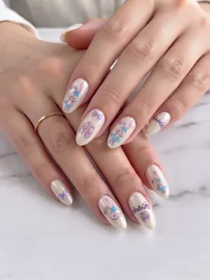 Bemalte Fingernägel mit weißem Grund und bunten Duffy-Motiven in Pastelltönen