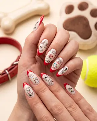 Manicure mit roten und weißen Nägeln, bedruckt mit 101-Dalmatiner-Motiven