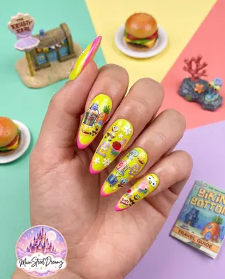 Hand mit gelben Nägeln, Spongebob-Motive und bunte Details auf buntem Hintergrund