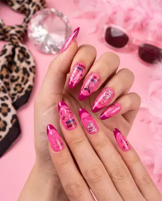 Handfläche mit zehn Nägeln, bedruckt mit pinken Panther-Motiven und Schriftzügen auf glänzendem Untergrund