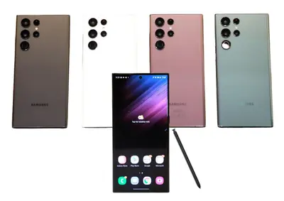 Samsung Galaxy S22 Ultra in vier Farbvarianten von hinten, dazu Frontalansicht mit Display und S Pen