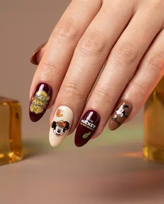 Nagellack-Design mit Disney-Motiven in Burgund und Creme, Daumennagel mit Micky-Maus-Kopf