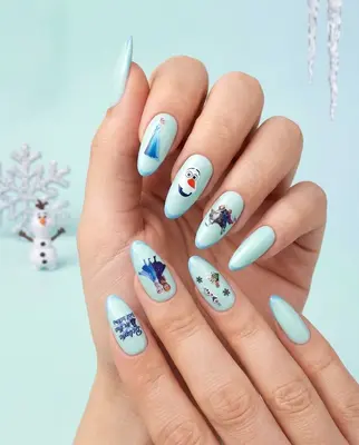Hand mit hellblauen Nägeln, verziert mit Frozen-Motiven wie Schneeflocken und Charakteren