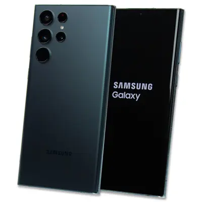 Samsung Galaxy S22 Ultra, Rückseite dunkelgrün mit fünffacher Kameraanordnung, Vorderseite mit Bootscreen