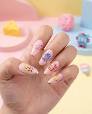 Hand mit sieben Nägeln, bemalt mit bunten Cartoon-Charakteren und Mustern in Pastelltönen