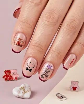 Fingernägel mit Valentine-Motiven: Herzen, Smiley, Schriftzügen und Teddybären in Rot- und Rosa-Tönen