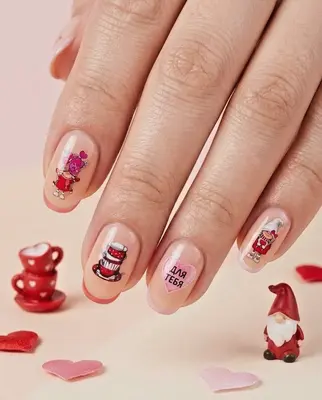 Fingernägel mit Valentinstag-Motiven: Herzen, Gnome und Schriftzüge in Rot und Rosa