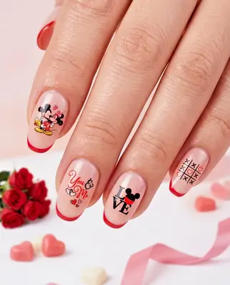 Nagellack mit Valentinstag-Motiven: rote Fransenkanten, Disney-Figuren und Herzen auf Nägeln