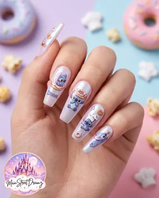 Fingernägel mit weißem Nagellack und blauen Disney-Motiven