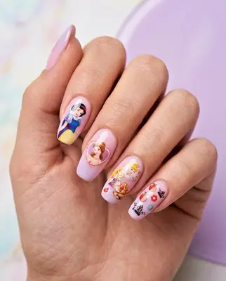 Hand mit Disney-Princess-Nägeln, bunte 3D-Sticker mit Prinzessinen und Details