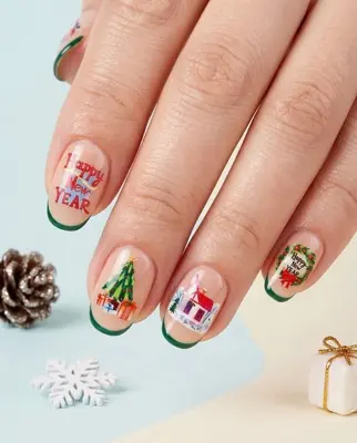 Fingernägel mit weihnachtlichen Sticker-Motiven: Weihnachtsmänner, Tannenbäume, Geschenke und Schriftzüge auf Natur-Nagellack