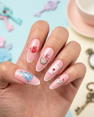Nagellack mit aufgeklebten Stickern: Rosen, Uhren, Kleider und Herzen in Rosa und Blau