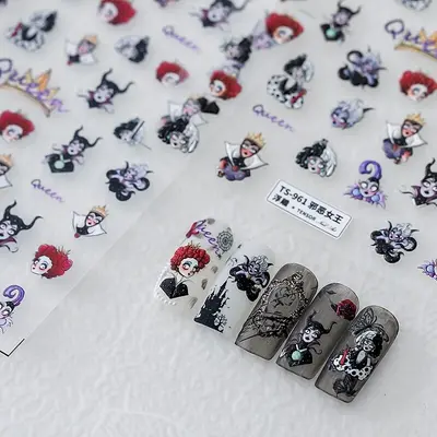 Fünf graue Nägel mit schwarzen und roten Disney-Bösewicht-Motiven, daneben bunte Aufkleber-Muster