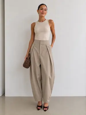 Faltenhose Damen Stoffhose Beige High Waist mit seitlichen Falten Elegant Modern