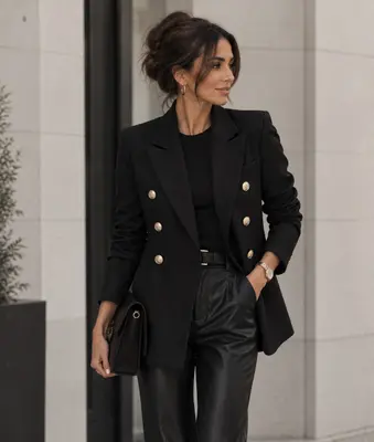 Zweireihiger Blazer mit goldenen Knöpfen. Schwarz L