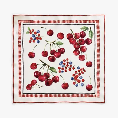 Satiniertes Cherry Bloom Viskosetuch mit Kirschprint