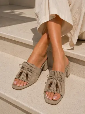 Damen Pantoletten in Taupe mit Fransen & Blockabsatz Gr. 39