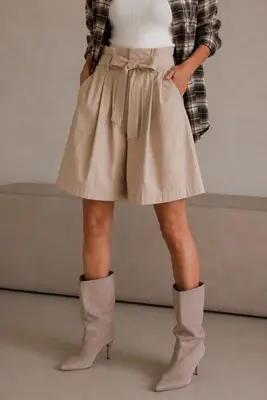Bermuda-Shorts aus Baumwoll-Popeline mit Gürtel . Beige