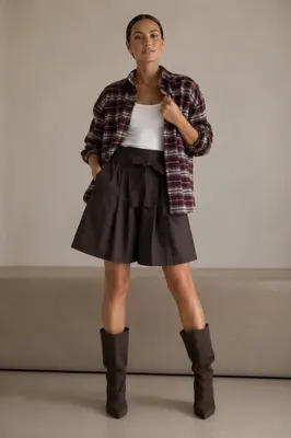Bermuda-Shorts aus Baumwoll-Popeline mit Gürtel . Schokoladenbraun