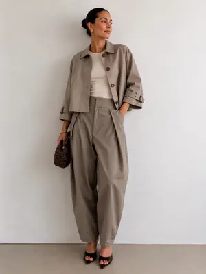 Faltenhose Damen Stoffhose Taupe High Waist mit seitlichen Falten Elegant Modern