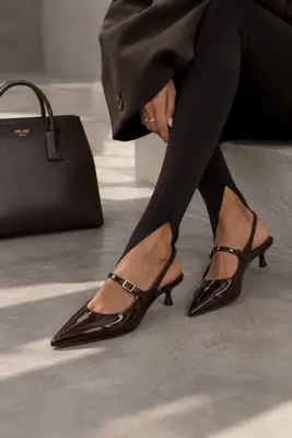 Lackleder-Pumps in Braun mit kleinem Absatz & verstellbarem Riemen Gr. 41