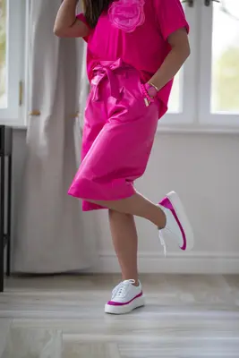 BASTET Damen Stylische Bermudashorts aus Öko-Leder, in der Taille gebunden.