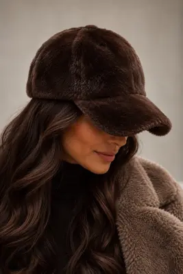 Damen Kunstfell-Cap mit Viskosefutter – Superweich, Warm & Verstellbar
