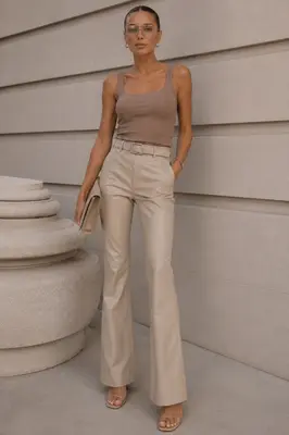 Damen High Waist Lederoptik Hose mit Gürtel und Flared Bein Beige L