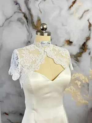 Eleganter Braut Bolero Hochzeit Jacke Spitze Applikation Satin