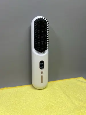 Kabellose Bürste Heißkamm Haar Locken und tragbares Glätteisen überall