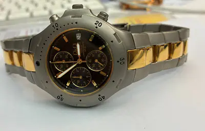 Q&Q Chronograph Titan teilvergoldet S240J502 Unisex Uhr schwarzes Zifferblatt – gebraucht, wie neu – Uhren & Schmuck – Foto…