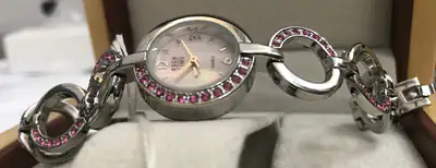 Elegante Damenuhr OSCO time mit Zirkonia Rote Steinen – gebraucht, wie neu – Uhren & Schmuck – Foto 1 von 5