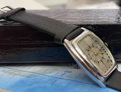 Lorus Damenuhr Tonneau Lederband Zifferblatt Kompass-Motiv Retro 90er Jahre – gebraucht, wie neu – Uhren & Schmuck…
