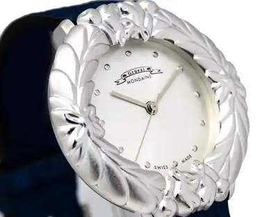 MONDAINE Damenuhr GRUEZI Sammleruhr Folklore Ethno Swiss made silberfarben blau – gebraucht, wie neu – Uhren & Schmuck…