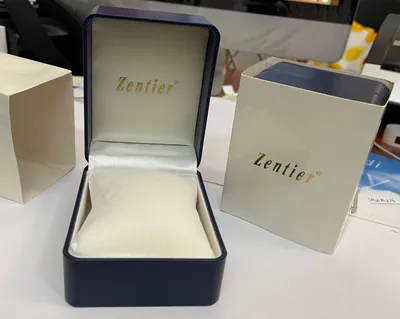 50 Uhrenboxen mit Logo 10,5x8,5cm Hoch 6,5 Leder-Optik Qualität-Aufbewahrungsbox – gebraucht, wie neu – Uhren & Schmuck…