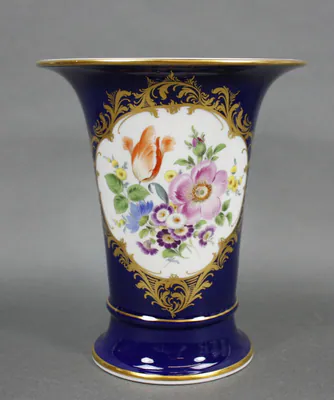 Meissen Vase Trichtervase, Blumenbukett in Reserve, königsblau 1. Wahl 19 cm – gebraucht, gut – Sonstiges – Foto 1 von 2