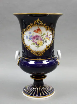 Meissen Vase Henkelvase, Blumenbukett in Reserve, königsblau 1. Wahl 24 cm – gebraucht, gut – Sonstiges – Foto 1 von 3