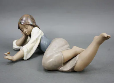 Lladró große Porzellan Figur "Mädchen mit Schnecke" – gebraucht, gut – Sonstiges – überwiegend grau – Foto 1 von 4