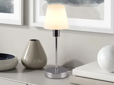 Dimmbare Nachttischlampe mit Halogen Leuchtmittel & Chrom glänzenden Glasschirm